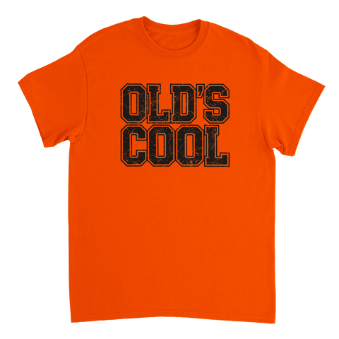 Old's Cool" text i sliten retrostil på orange t-shirt.