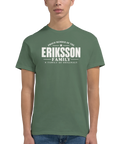 Modell i olivgrön t-shirt med texten Eriksson – A Family of Originals