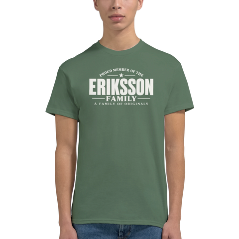 Modell i olivgrön t-shirt med texten Eriksson – A Family of Originals
