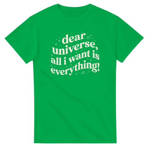 Y2K-estetik med vågig vit text och rymdmotiv på en klargrön t-shirt