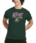 Man bär mörkgrön t-shirt med grafiskt Stay Groda motiv i retrostil