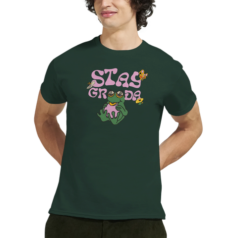 Man bär mörkgrön t-shirt med grafiskt Stay Groda motiv i retrostil