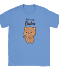 Söt tecknad björn som pekar åt sidan på en ljusblå t-shirt