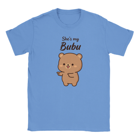 Söt tecknad björn som pekar åt sidan på en ljusblå t-shirt