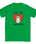 Humoristisk katt med sur min i rött hjärta, text "Still My Valentine" på grön t-shirt.