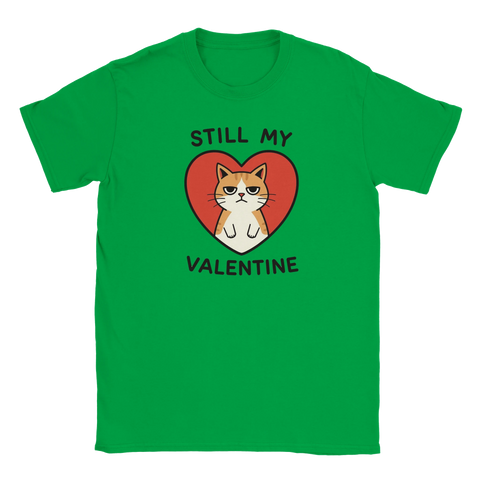 Humoristisk katt med sur min i rött hjärta, text "Still My Valentine" på grön t-shirt.