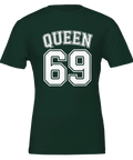 Vit "QUEEN 69" i college-stil på mörkgrön t-shirt, sportig retrodesign.
