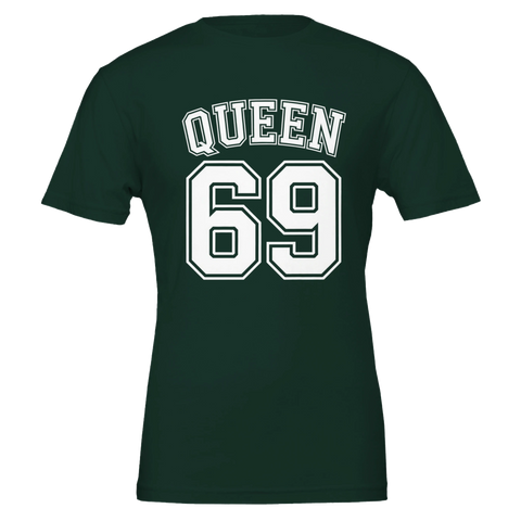 Vit "QUEEN 69" i college-stil på mörkgrön t-shirt, sportig retrodesign.