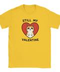 Illustration av surmulen katt i rött hjärta på gul t-shirt