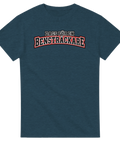 Blågrå t-shirt med texten Dags för en bensträckare i collegebokstäver.