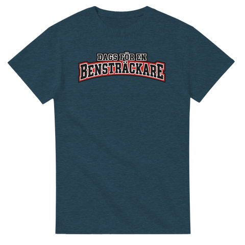 Blågrå t-shirt med texten Dags för en bensträckare i collegebokstäver.