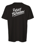 T-shirt med vit penseldrags-typografi på ryggen i kaxig stil