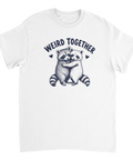 Handritad illustration av kramande tvättbjörnar på vit t-shirt