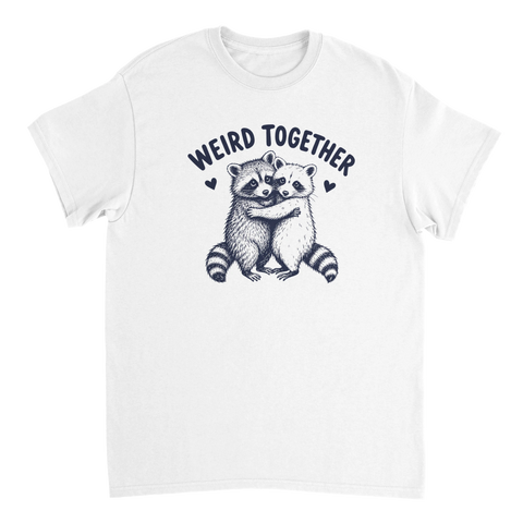 Handritad illustration av kramande tvättbjörnar på vit t-shirt