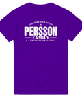 Lila t-shirt med texten Persson – A Family of Originals