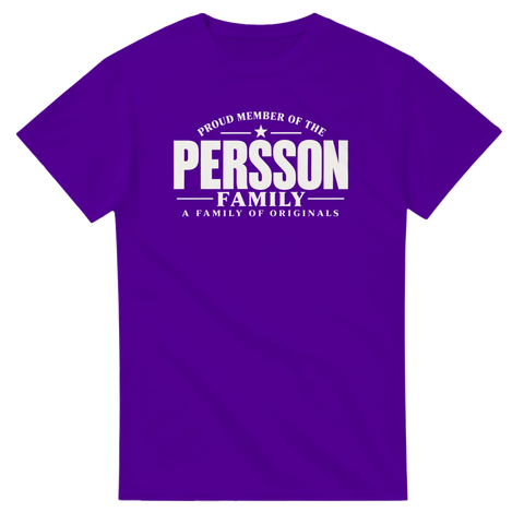 Lila t-shirt med texten Persson – A Family of Originals