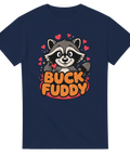 Tvättbjörn med tummen upp och texten "BUCK FUDDY" på marinblå t-shirt.