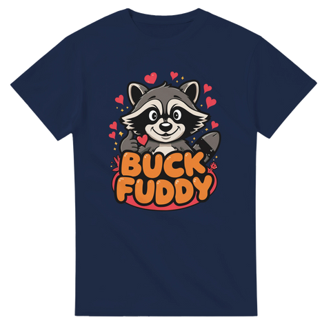 Tvättbjörn med tummen upp och texten "BUCK FUDDY" på marinblå t-shirt.