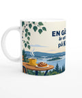 Målning av kaffe och kanelbulle i svensk sommarmiljö på mugg