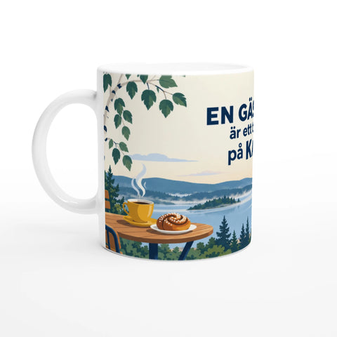 Målning av kaffe och kanelbulle i svensk sommarmiljö på mugg