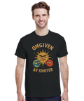Man bär svart t-shirt med ett kaxigt och ironiskt grafiskt rymdmotiv