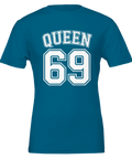 Vit text "QUEEN 69" i college-stil på en blågrön t-shirt.
