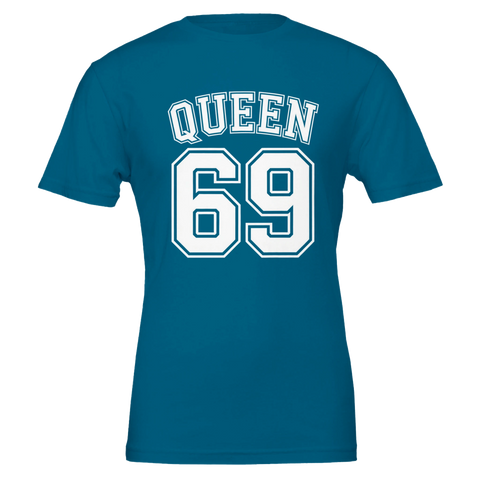 Vit text "QUEEN 69" i college-stil på en blågrön t-shirt.
