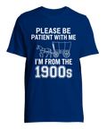 Please be patient with me I'm from the 1900s" text med häst och vagn på marinblå t-shirt.