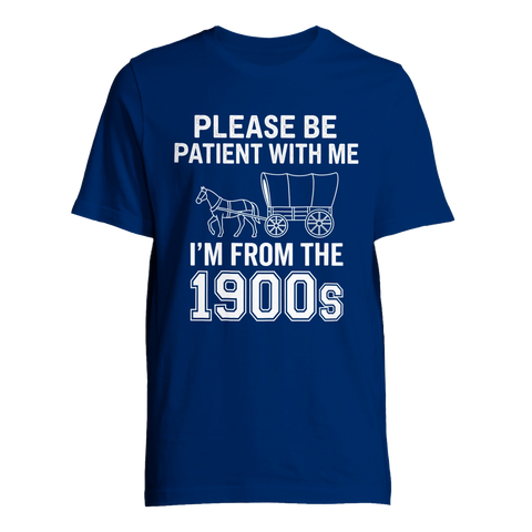 Please be patient with me I'm from the 1900s" text med häst och vagn på marinblå t-shirt.
