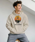 Grillkungen retro-design med grill & solnedgång på beige hoodie.