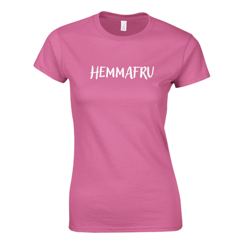 Handskriven text Hemmafru i vitt – minimalistisk grafisk t-shirt