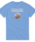 Chokladboll med kokosflingor och text "WE CALL THEM WINERBRODS" på ljusblå t-shirt.
