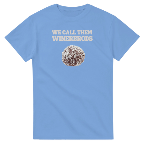 Chokladboll med kokosflingor och text "WE CALL THEM WINERBRODS" på ljusblå t-shirt.