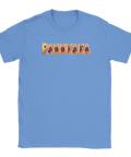PANNKAKA text i 3D-stil med sylt och grädde på ljusblå t-shirt.