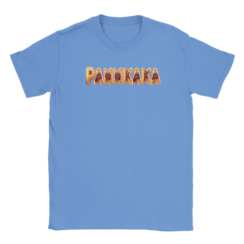 PANNKAKA text i 3D-stil med sylt och grädde på ljusblå t-shirt.