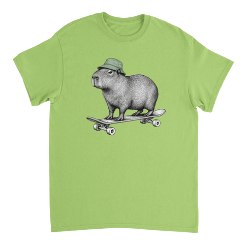 Ljusgrön t-shirt med en kapybara i grön mössa på skateboard.