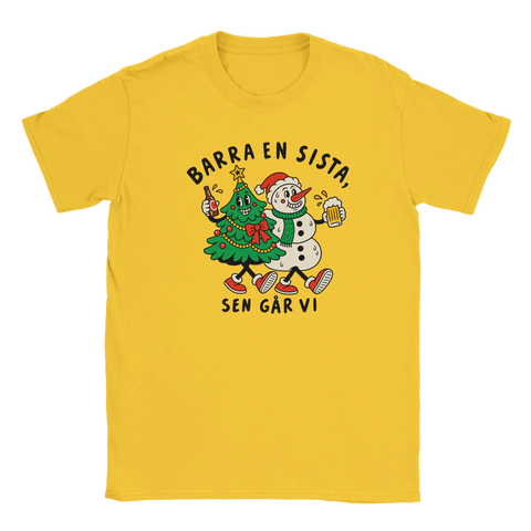 Gul t-shirt med en julgran och snögubbe som skålar och texten ”Barra en sista, sen går vi”.