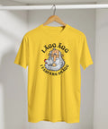 Gul t-shirt med farfar, en höna och texten ”Lägg ägg i farfars skägg”. På galge.