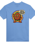 Ljusblå t-shirt med en glad kokosnöt med färgglad bakgrund och texten Våga vara dig själv.