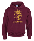 Kungligt dödskallemotiv i guld på en vinröd hoodie med Stockholm-text