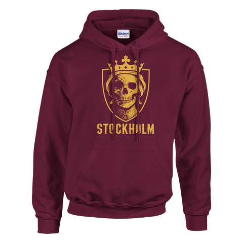 Kungligt dödskallemotiv i guld på en vinröd hoodie med Stockholm-text