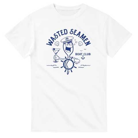 Rolig marin illustration av berusad sjöman med drink – vit t-shirt