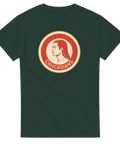 Caucasians logga med manprofil i rött/beige på mörkgrön t-shirt, retrostil.
