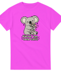 Rosa t-shirt med en koala som kramar en mus och texten Kärlek kan vara tufft.