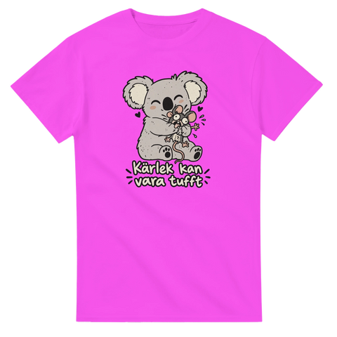 Rosa t-shirt med en koala som kramar en mus och texten Kärlek kan vara tufft.