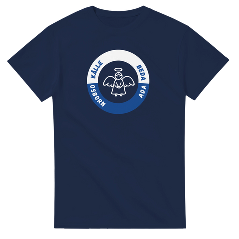 Mörk t-shirt med cirkulärt emblem och svenskt orduttryck