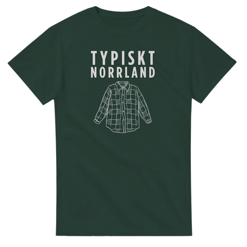 Grafisk illustration av en flanellskjorta med texten Typiskt Norrland – grön t-shirt
