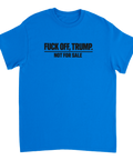 Svart text "FUCK OFF, TRUMP. NOT FOR SALE" på kungsblå t-shirt.