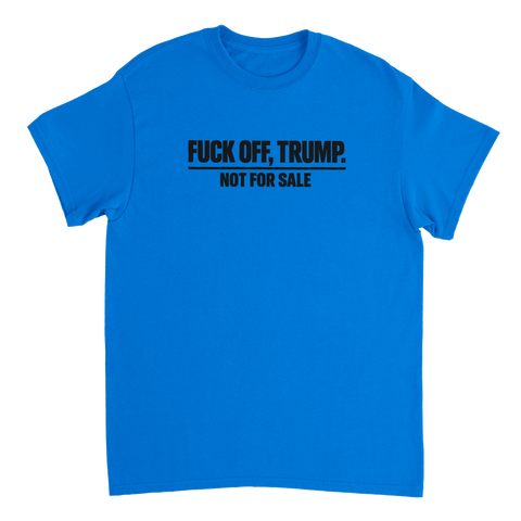 Svart text "FUCK OFF, TRUMP. NOT FOR SALE" på kungsblå t-shirt.