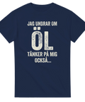 Slitet grafiskt citat om öl på en marinblå t-shirt med attityd